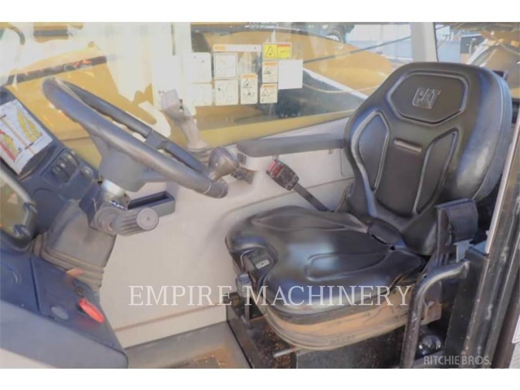 CAT TL1055D 伸縮臂操作車