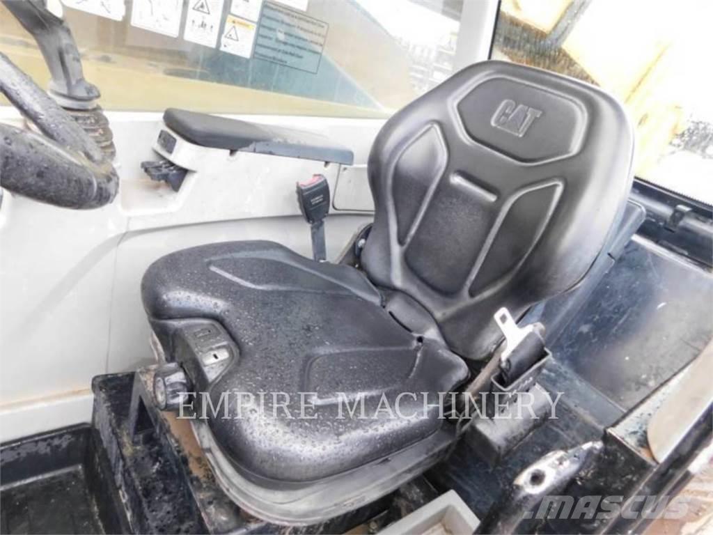 CAT TL1055D 伸縮臂操作車