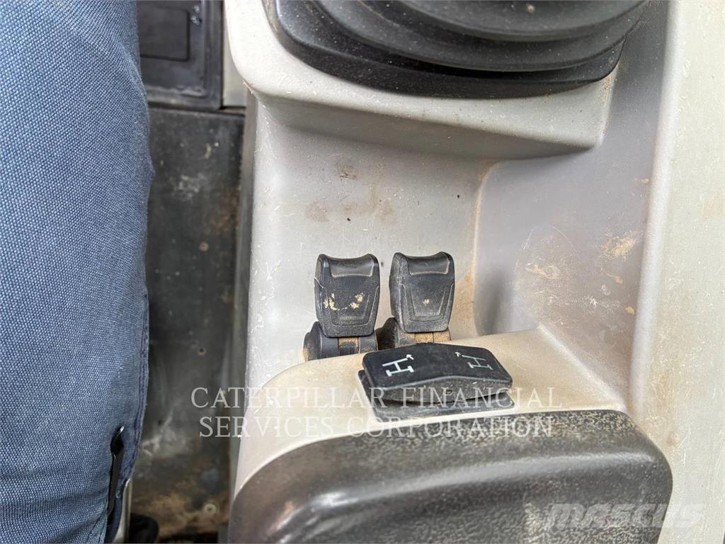 CAT TL1055D 伸縮臂操作車