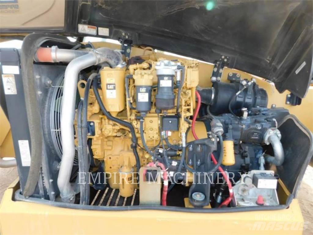 CAT TL1255D 伸縮臂操作車