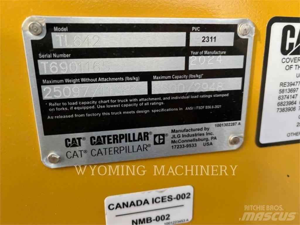 CAT TL642 伸縮臂操作車