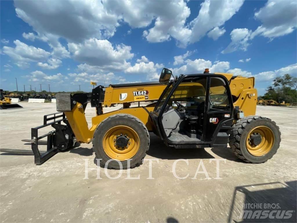 CAT TL642 伸縮臂操作車