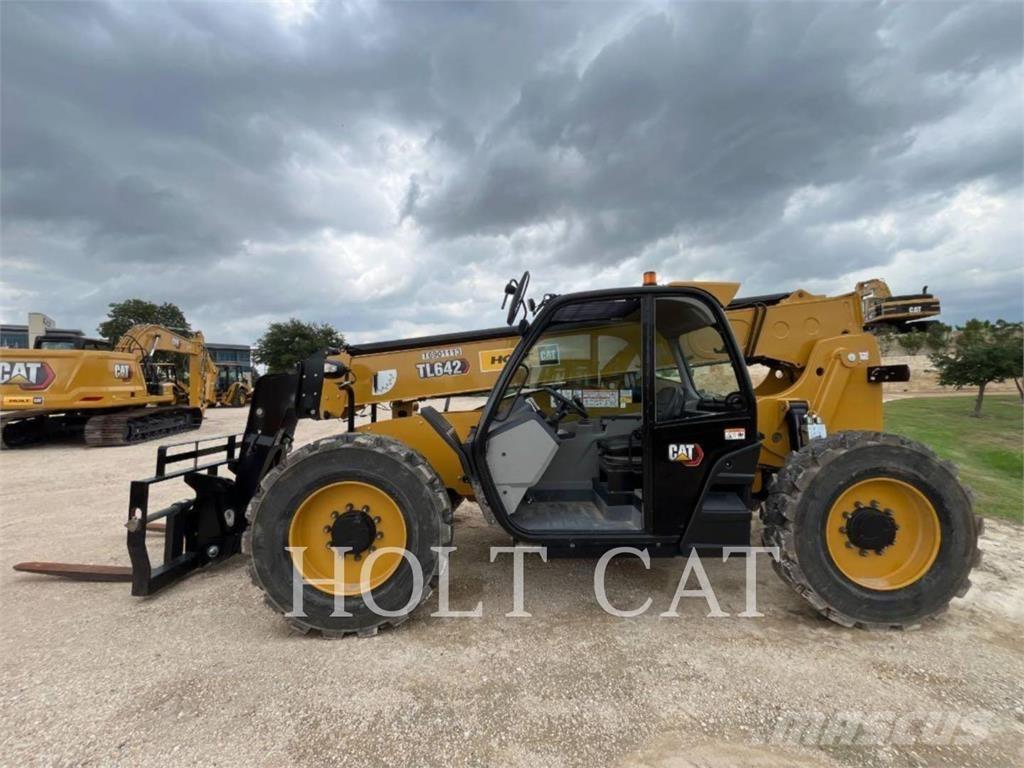 CAT TL642 伸縮臂操作車