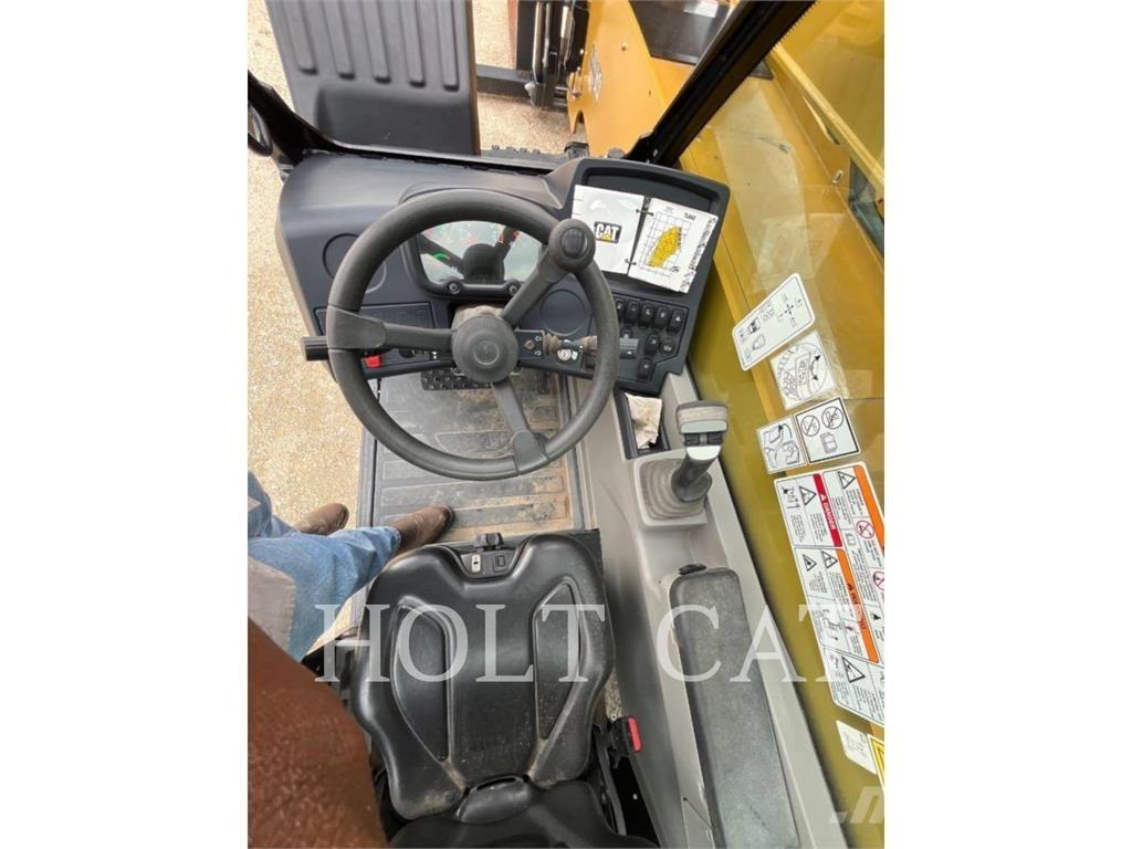 CAT TL642 伸縮臂操作車