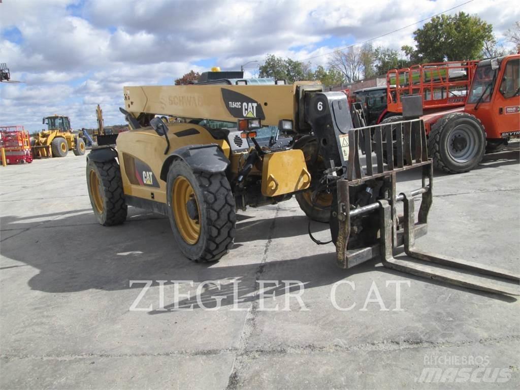 CAT TL642C 伸縮臂操作車