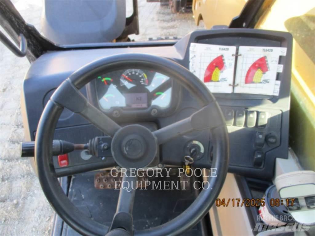 CAT TL642D 伸縮臂操作車