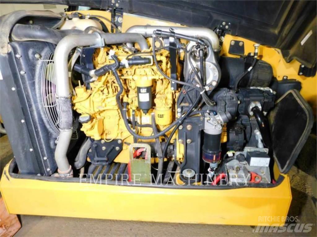 CAT TL642D 伸縮臂操作車