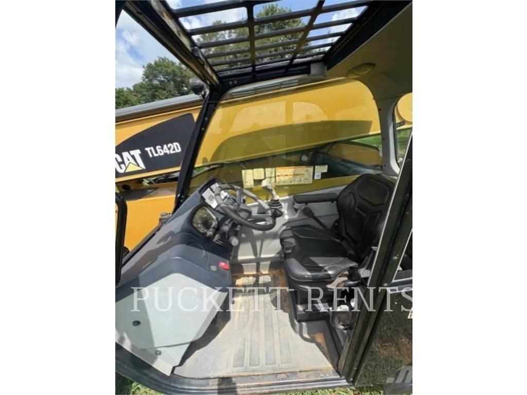 CAT TL642D 伸縮臂操作車