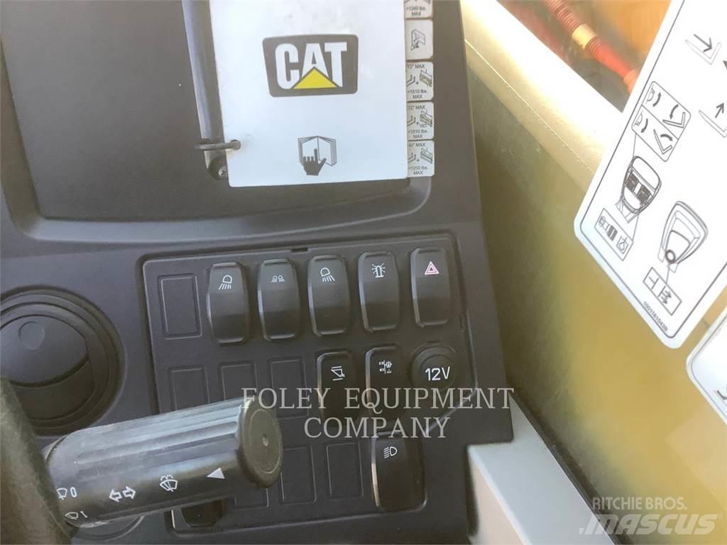 CAT TL642DC 伸縮臂操作車
