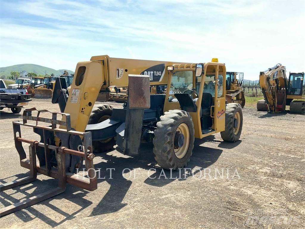 CAT TL943 伸縮臂操作車