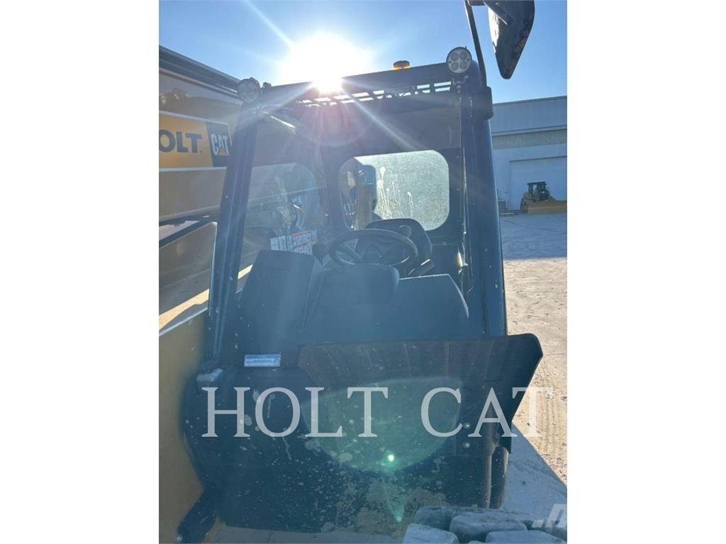 CAT TL943 伸縮臂操作車
