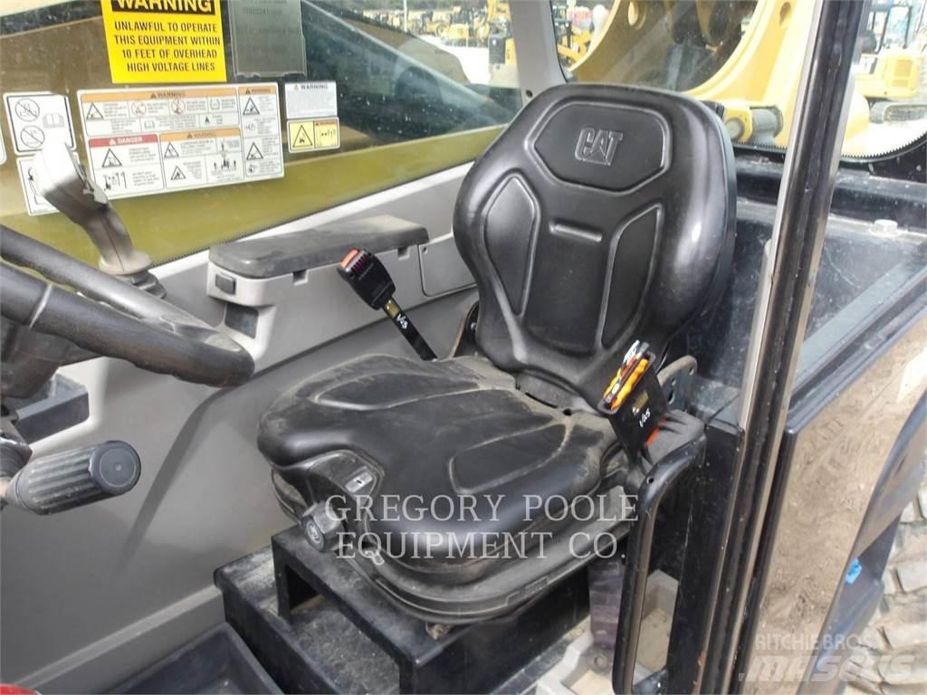 CAT TL943D 伸縮臂操作車