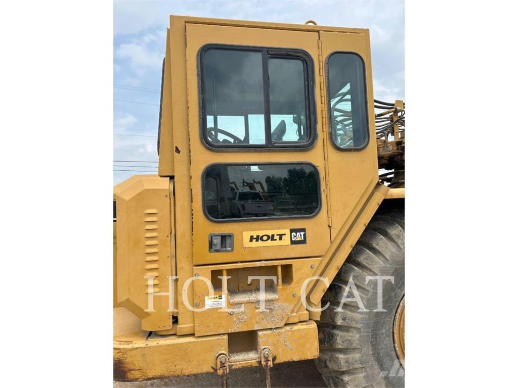 CAT W00 621G 刮土機