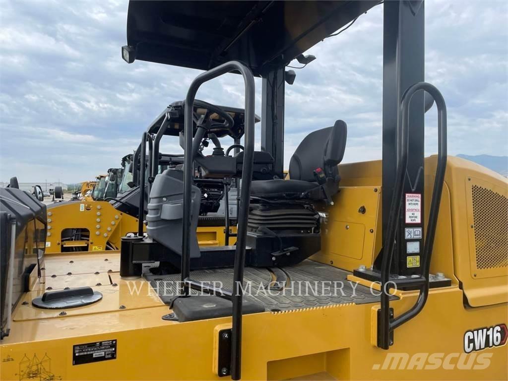 CAT W16 膠輪滾壓機