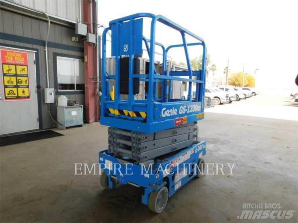 Genie GS1330 曲臂高空作業車