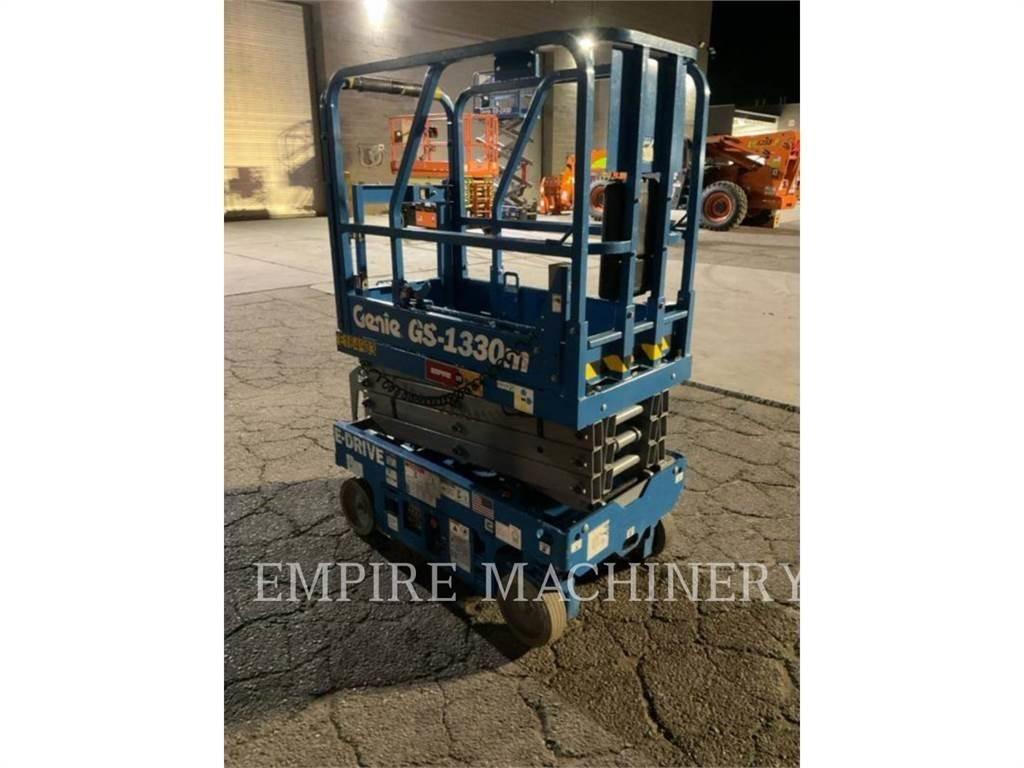 Genie GS1330 曲臂高空作業車
