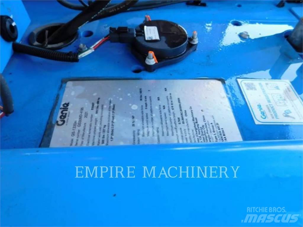 Genie GS1330 曲臂高空作業車
