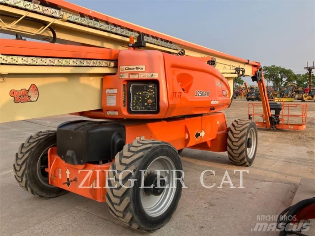 JLG 1250AJP 曲臂高空作業車