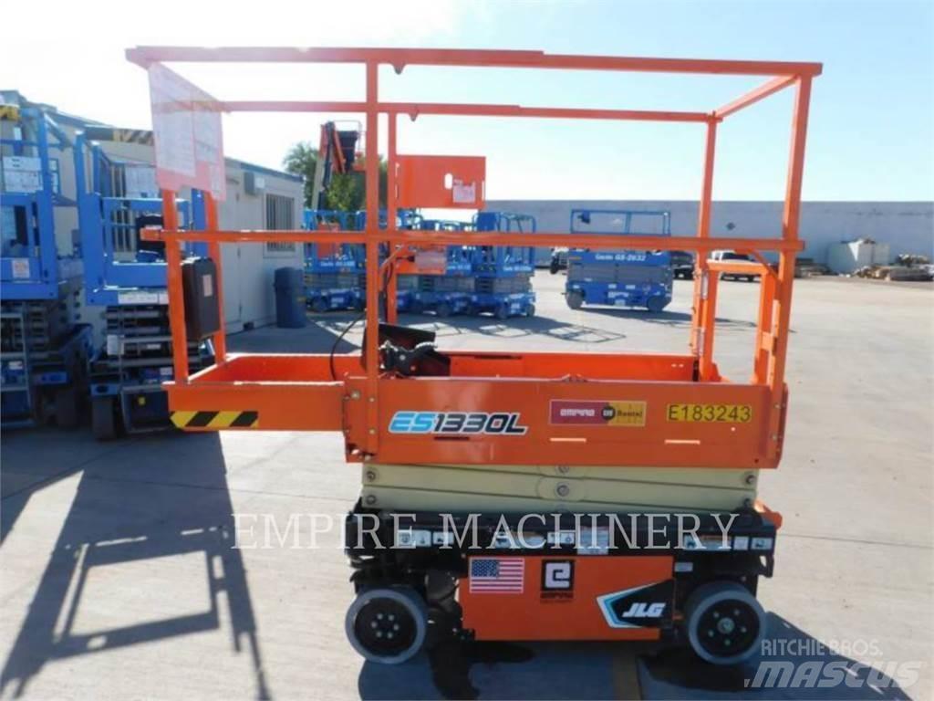 JLG ES1330L 曲臂高空作業車