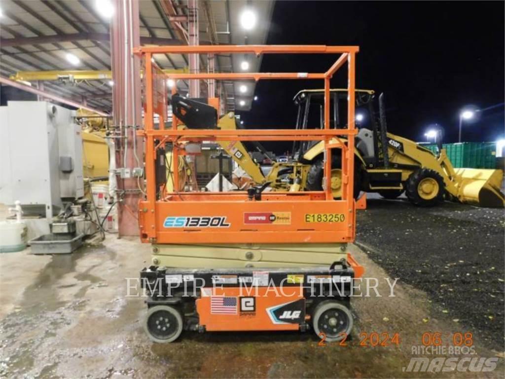 JLG ES1330L 曲臂高空作業車