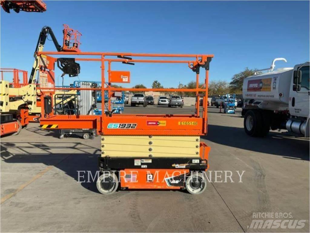 JLG ES1932 曲臂高空作業車