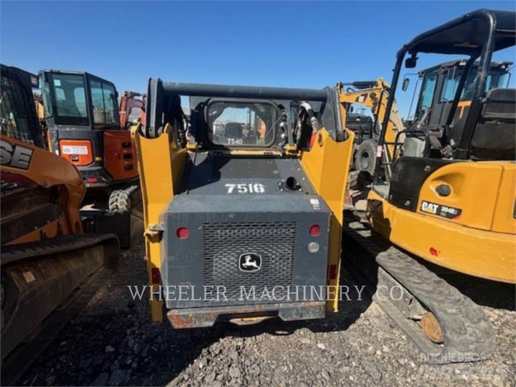 John Deere 318G SSL 滑移轉向裝載機