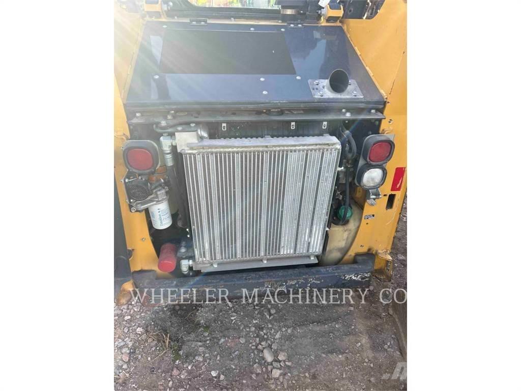 John Deere 318G SSL 滑移轉向裝載機