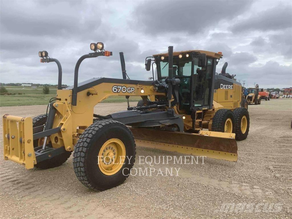John Deere 670GP 平土機