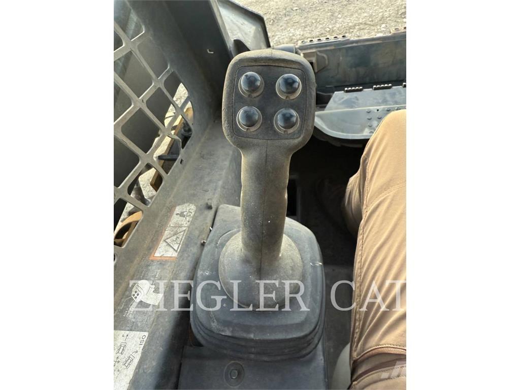 John Deere & CO. 320 D 滑移轉向裝載機