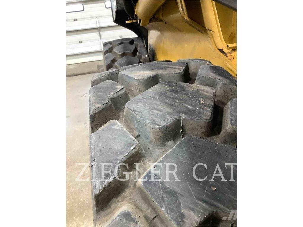 John Deere & CO. 320 D 滑移轉向裝載機