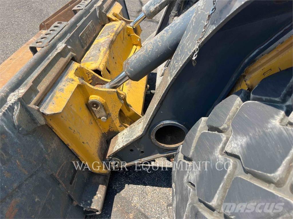 John Deere & CO. 324G 滑移轉向裝載機