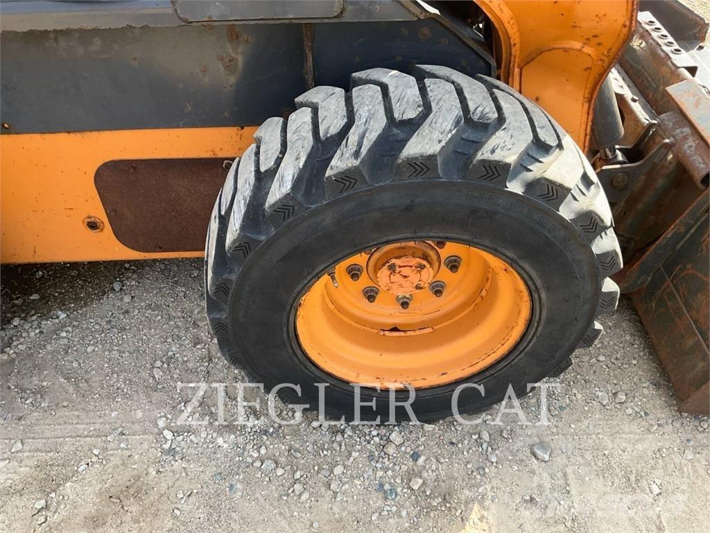 New Holland SV250 滑移轉向裝載機