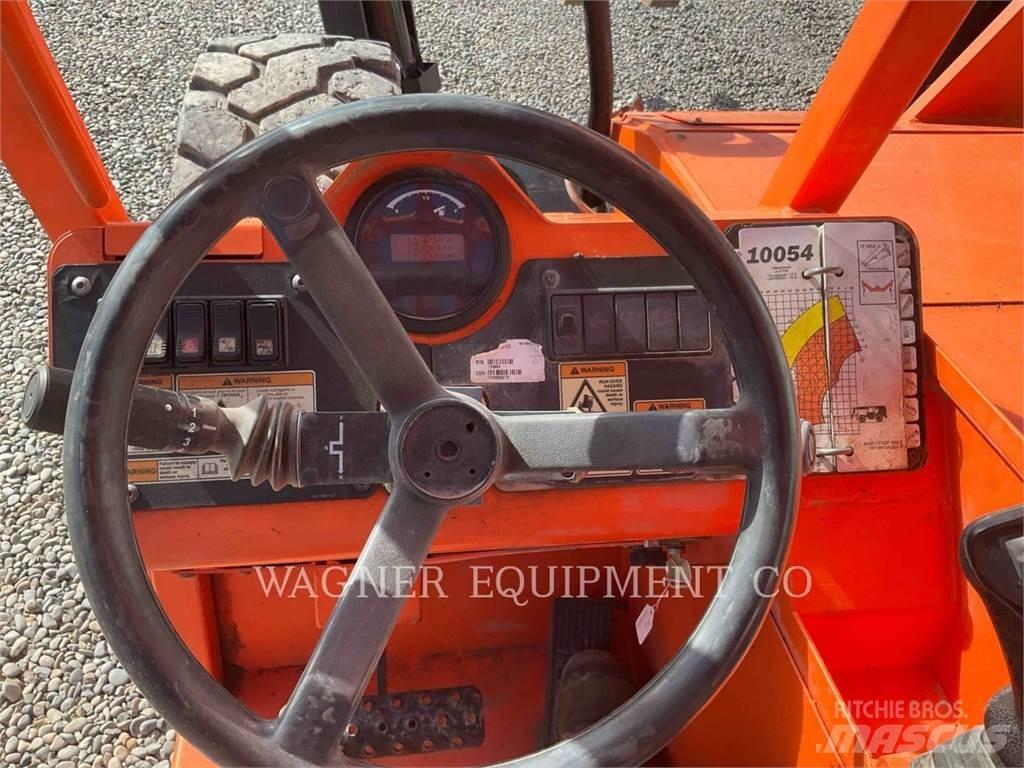SkyTrak 10054 伸縮臂操作車