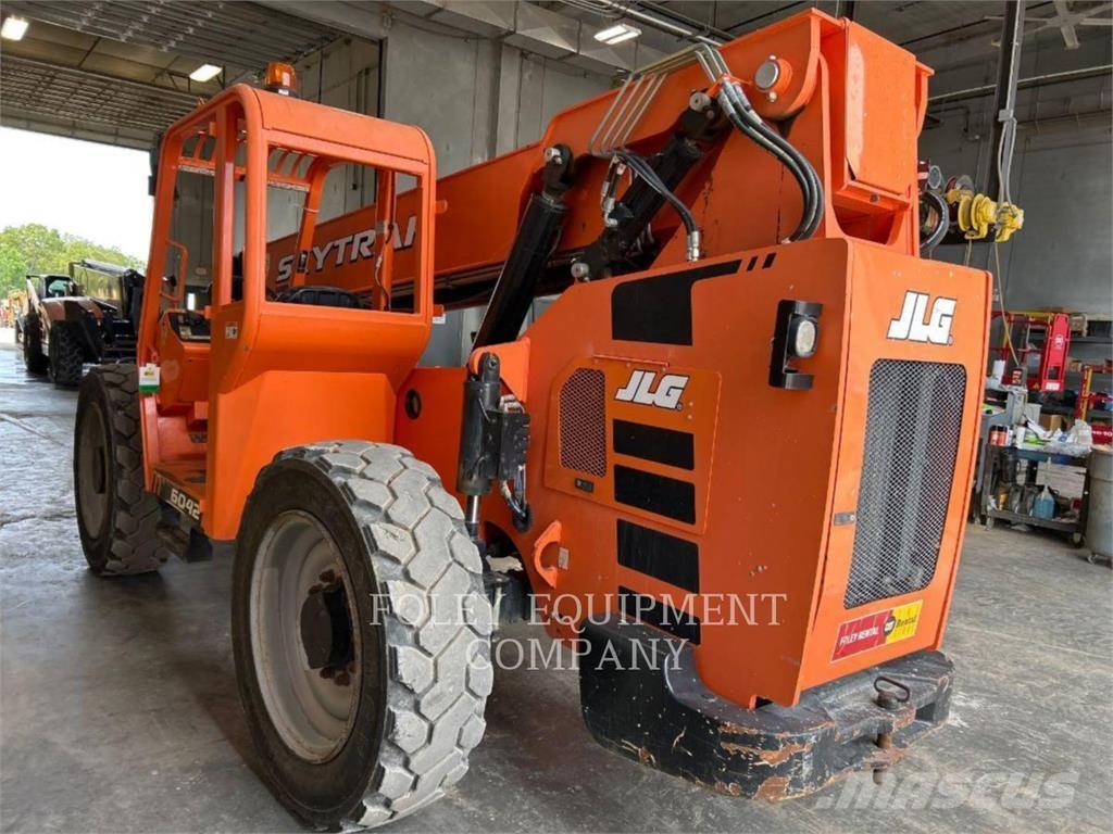 SkyTrak 6042O 伸縮臂操作車