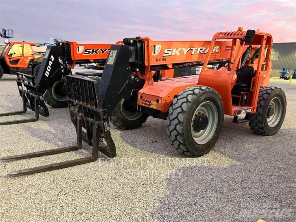 SkyTrak 6042O 伸縮臂操作車