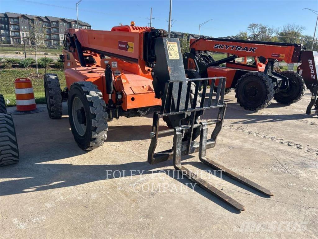 SkyTrak 6042O 伸縮臂操作車