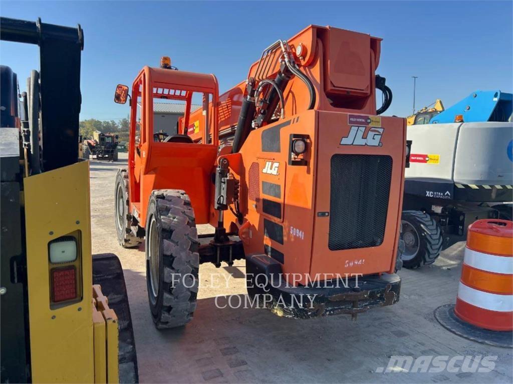 SkyTrak 6042O 伸縮臂操作車