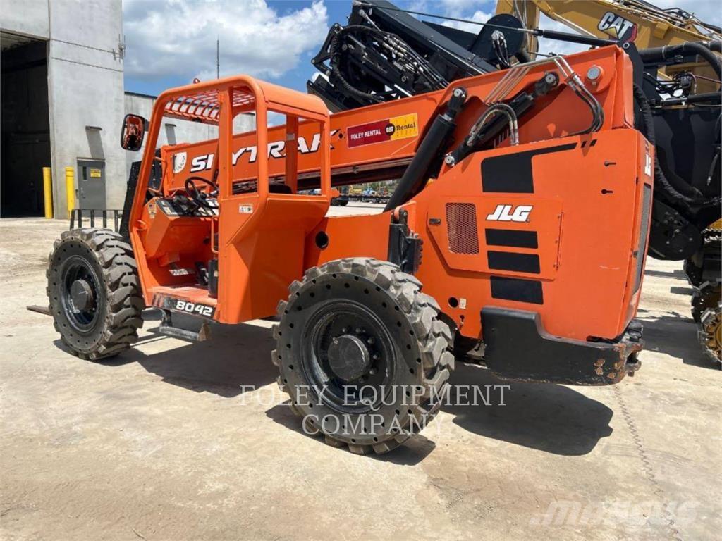 SkyTrak 8042O 伸縮臂操作車