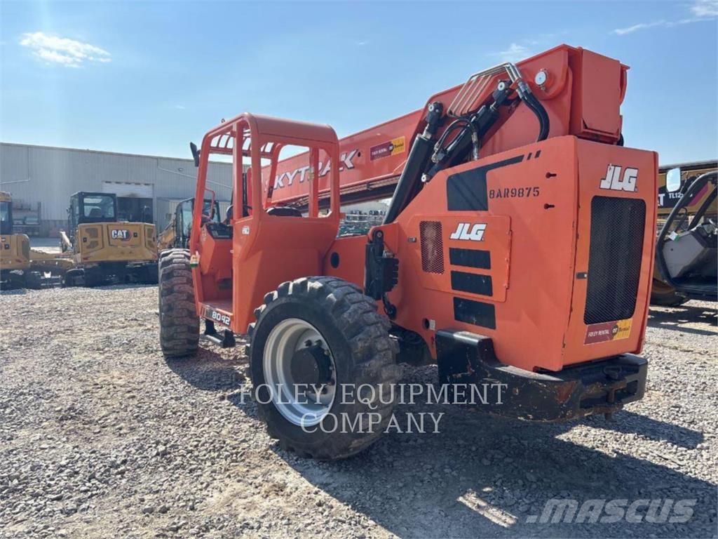 SkyTrak 8042O 伸縮臂操作車