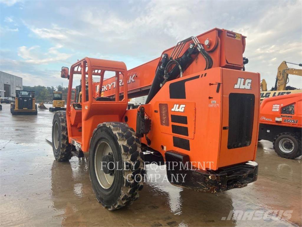 SkyTrak 8042O 伸縮臂操作車