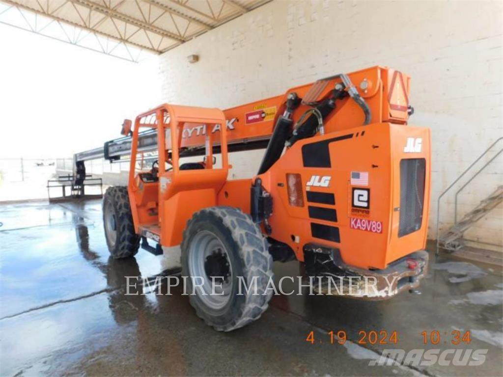 SkyTrak TL8042 伸縮臂操作車