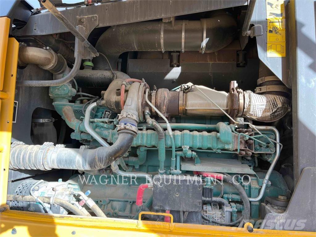 Volvo G946B AWD 平土機