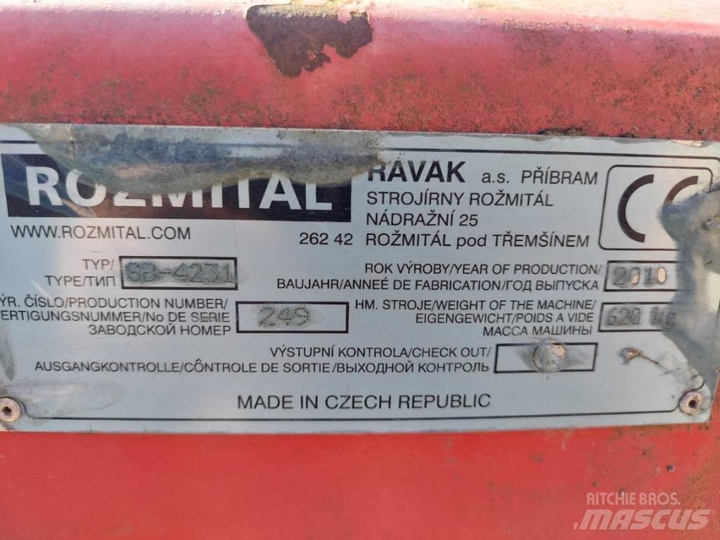 Rozmital SB 4631 堆草機