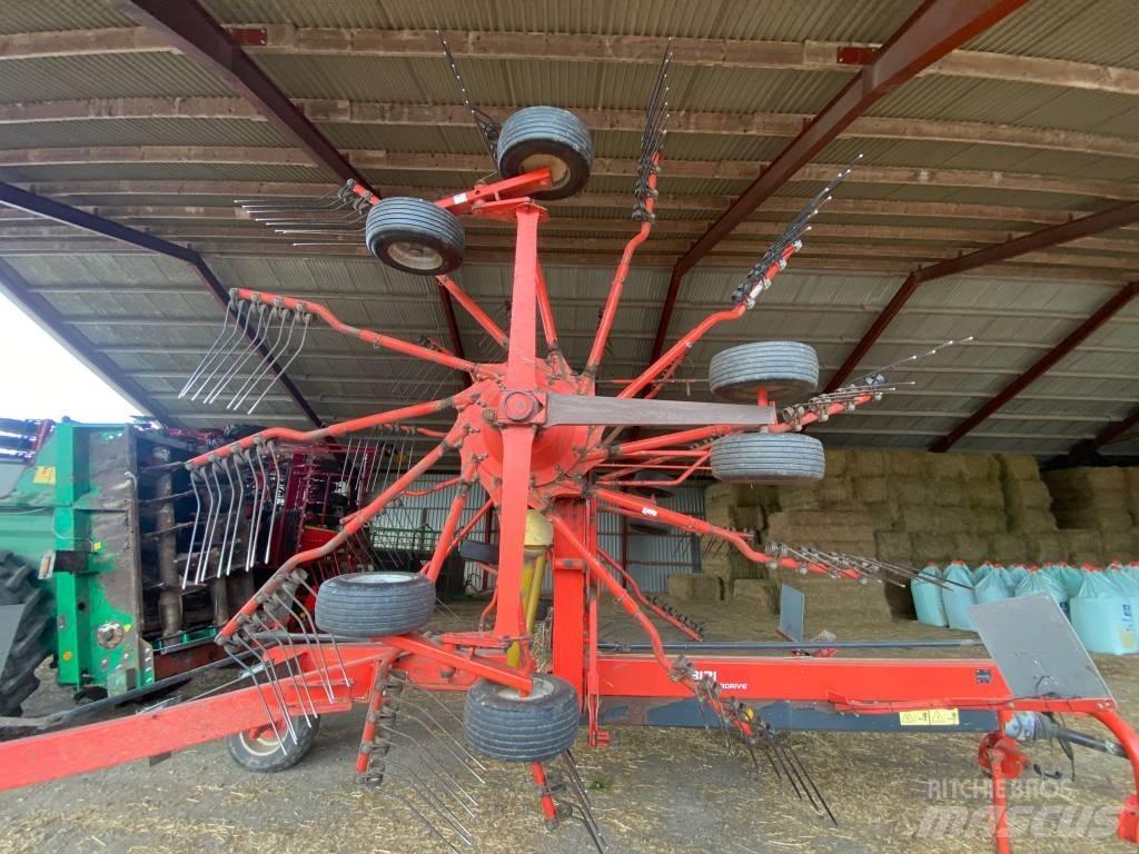 Kuhn GA 8121 堆草機