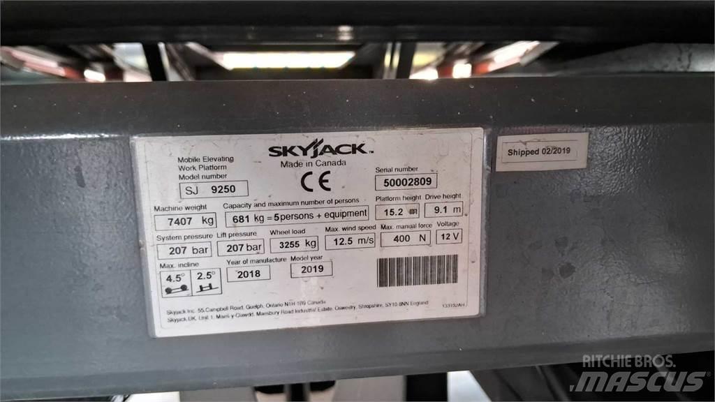 SkyJack 9250RT 剪式升降機