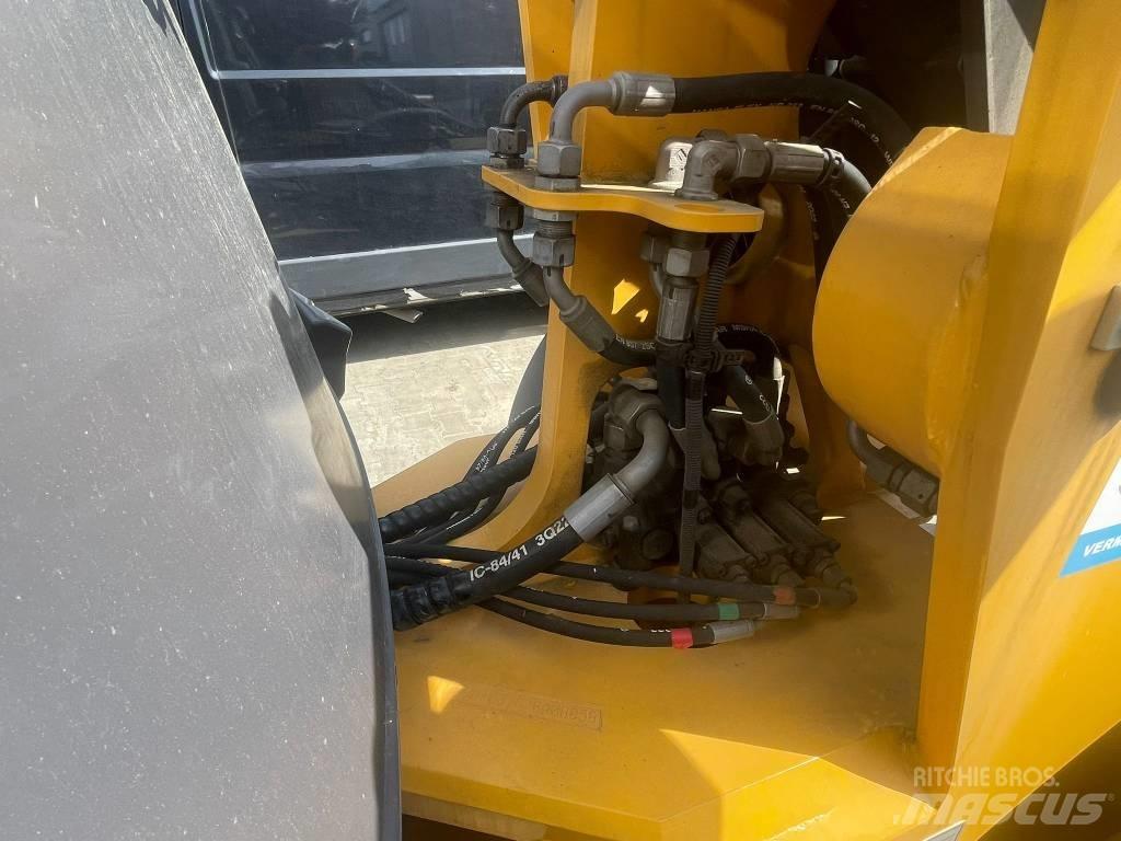 Mecalac AX 700 輪胎式裝載機