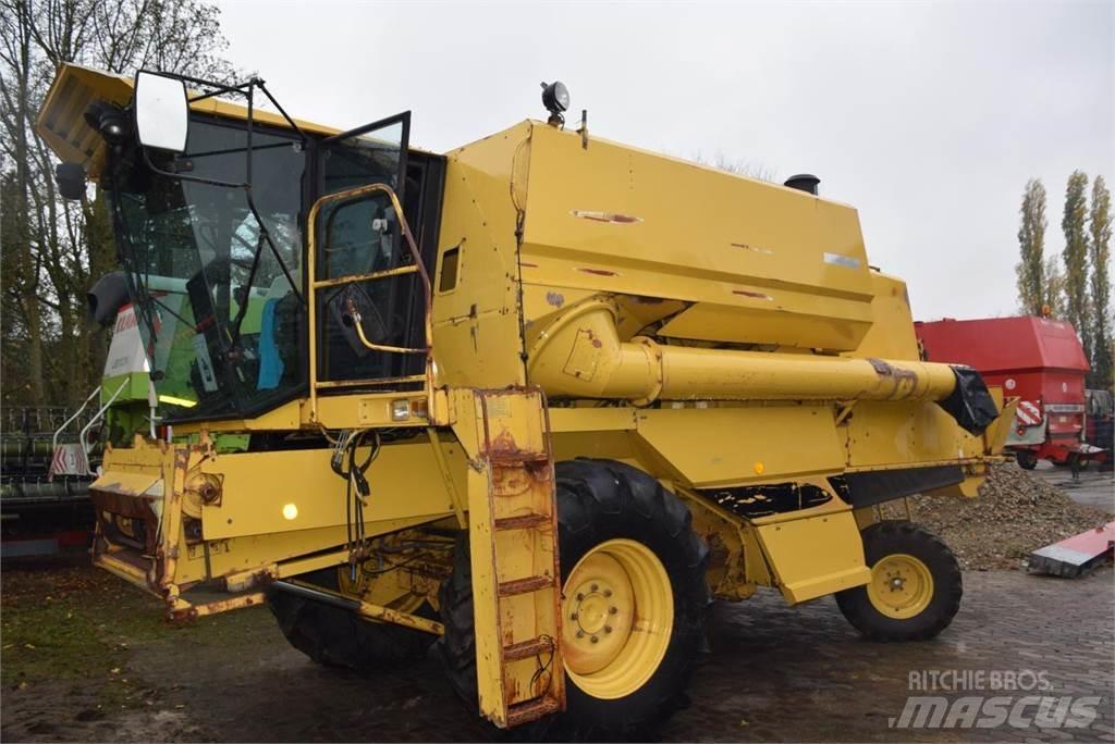 New Holland TF 42 聯合收穫機