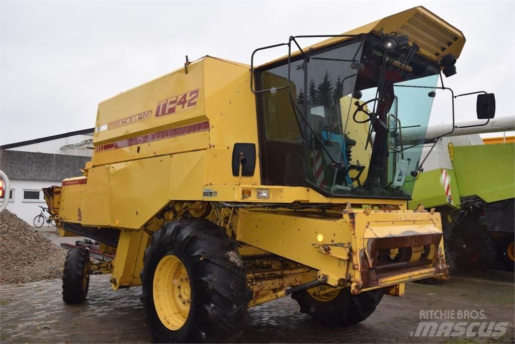 New Holland TF 42 聯合收穫機