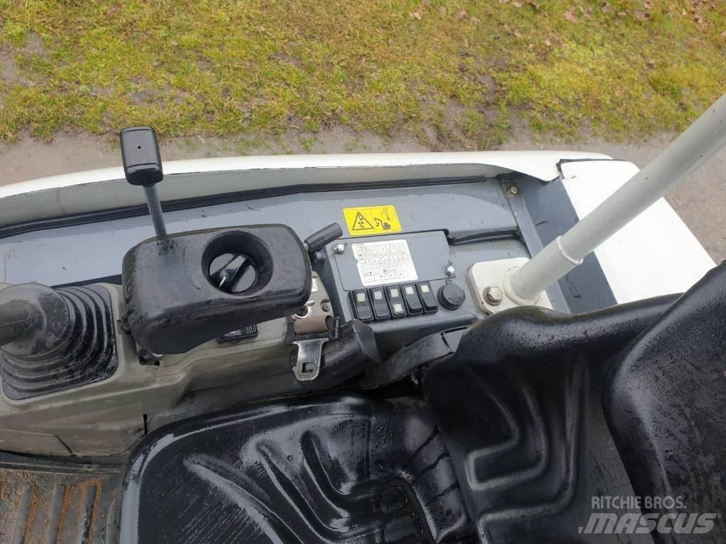 Takeuchi TB 225 小型挖土機/掘鑿機<7t(小型挖掘機)