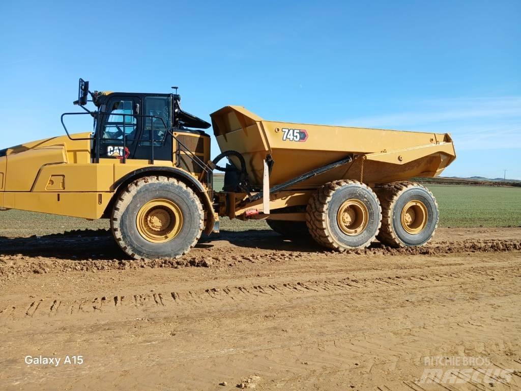 CAT 745 鉸接式起吊車
